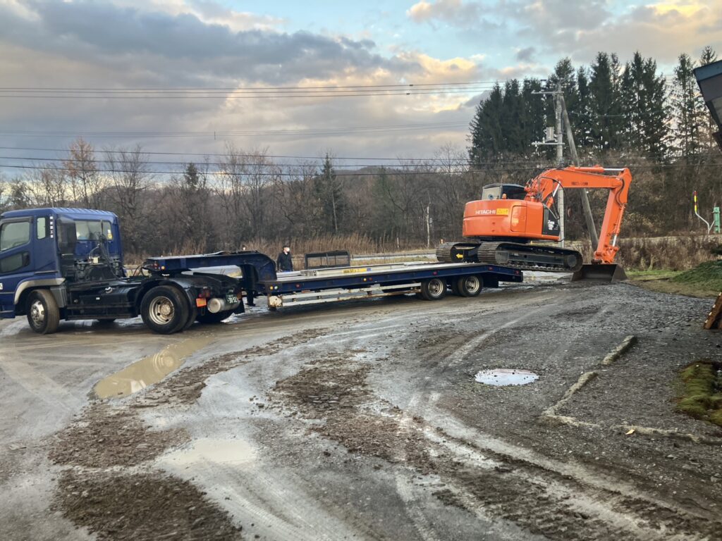 トレーラー 重機搬入